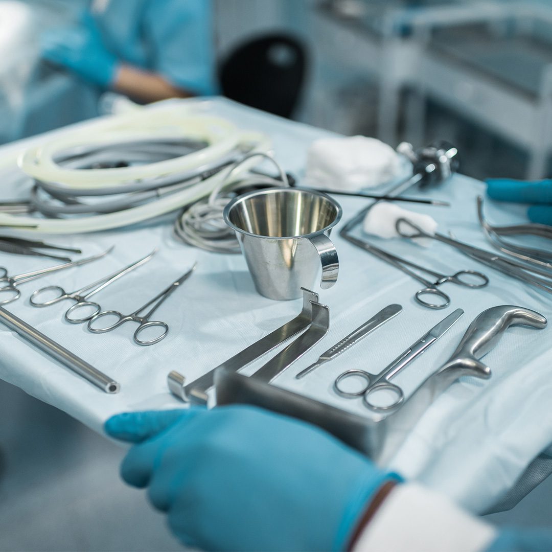 Sterilisierte chirurgische Werkzeuge auf einem Operationstisch